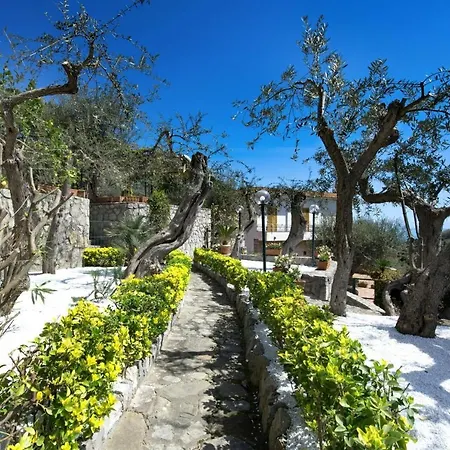 Vila In Sleeps 8 With Pool Air Con And Wifi *
