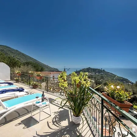 Vila In Sleeps 8 With Pool Air Con And Wifi *