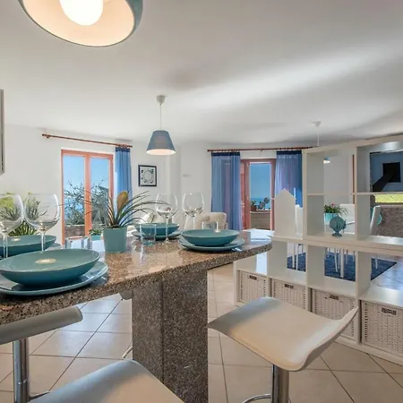 In Sleeps 8 With Pool Air Con And Wifi Vila *