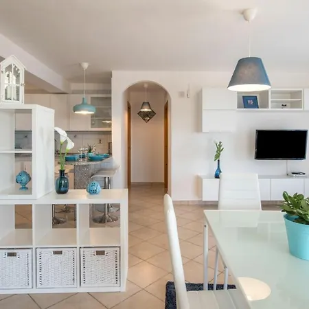 In Sleeps 8 With Pool Air Con And Wifi