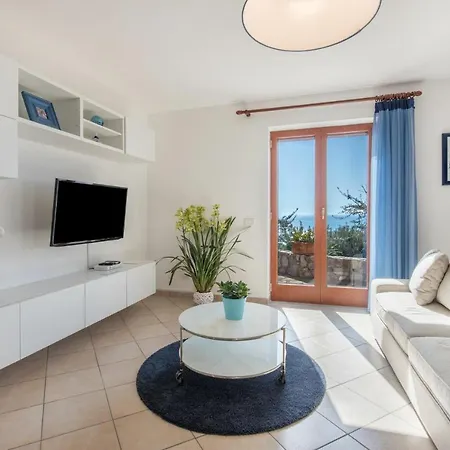 In Sleeps 8 With Pool Air Con And Wifi Nerano