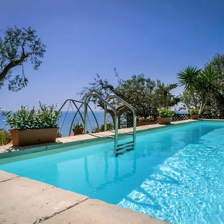 In Sleeps 8 With Pool Air Con And Wifi Vila *
