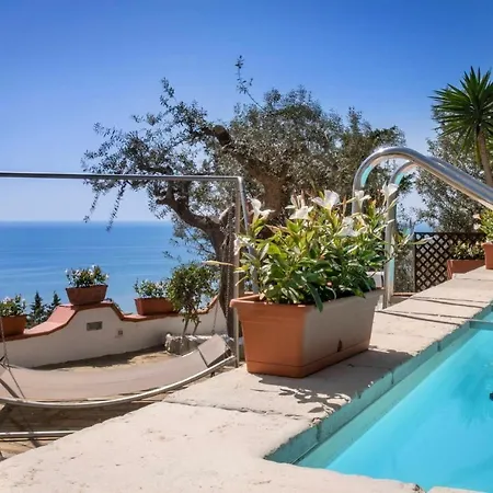 In Sleeps 8 With Pool Air Con And Wifi