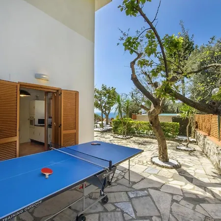Vila In Sleeps 8 With Pool Air Con And Wifi